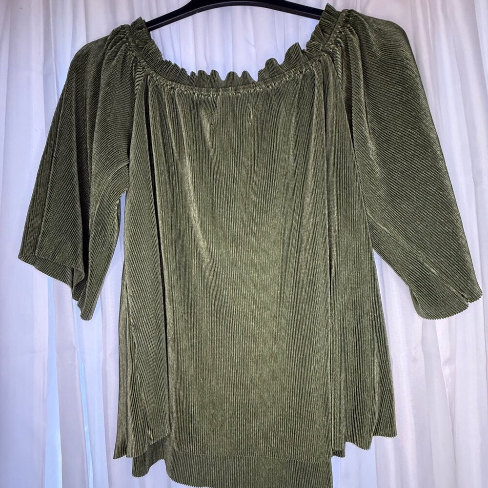 J.O.A. Women's Green Pleated Blouse NWOT size Small